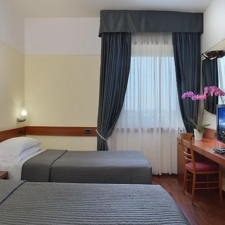 Hotell Airport 4*